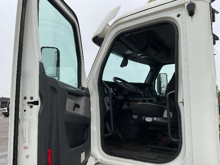 2019 Freightliner Cascadia in Flint, MI — photo 9