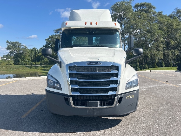 2019 Freightliner Cascadia in Byron Center, MI — photo 2