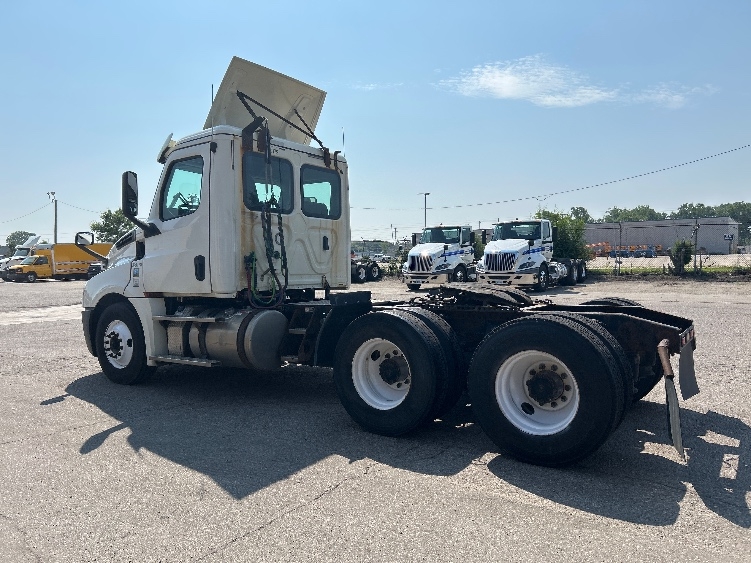 2019 Freightliner Cascadia in Flint, MI — photo 5