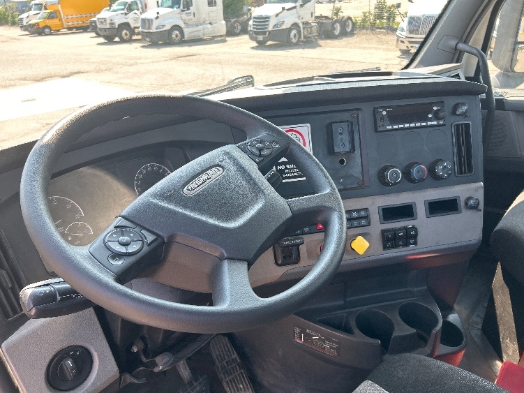 2019 Freightliner Cascadia in Flint, MI — photo 9
