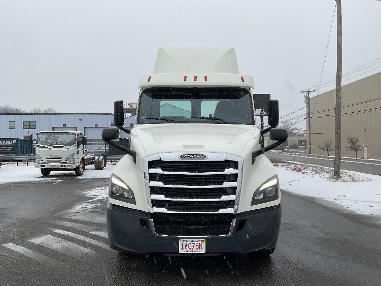 2019 Freightliner Cascadia in Londonderry, NH — photo 2