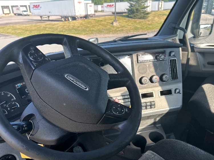 2019 Freightliner Cascadia in Londonderry, NH — photo 10