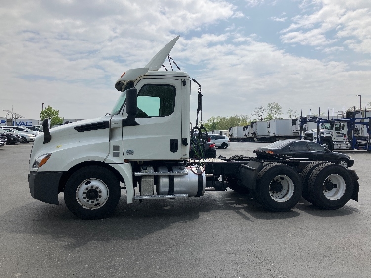 2019 Freightliner Cascadia in Jessup, MD — photo 4