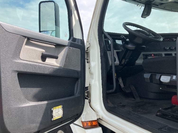 2019 Freightliner Cascadia in Jessup, MD — photo 9