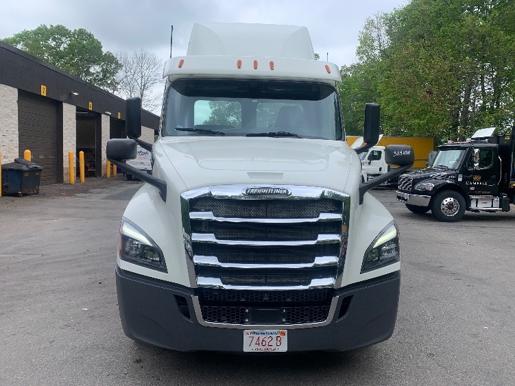 2019 Freightliner Cascadia in Franklin, MA — photo 2