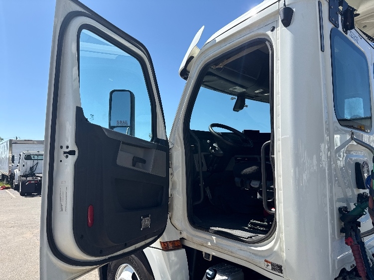 2019 Freightliner Cascadia in Mebane, NC — photo 9