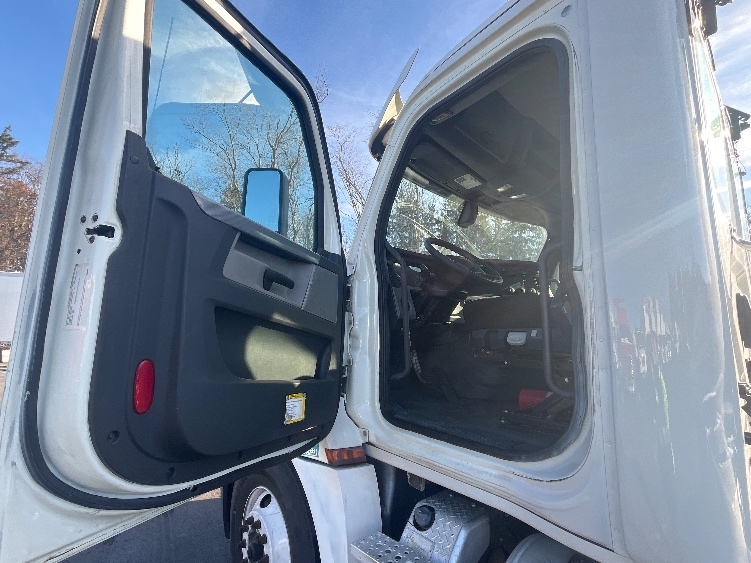 2019 Freightliner Cascadia in Cranbury, NJ — photo 9