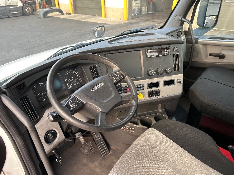 2019 Freightliner Cascadia in Harrisburg, PA — photo 10