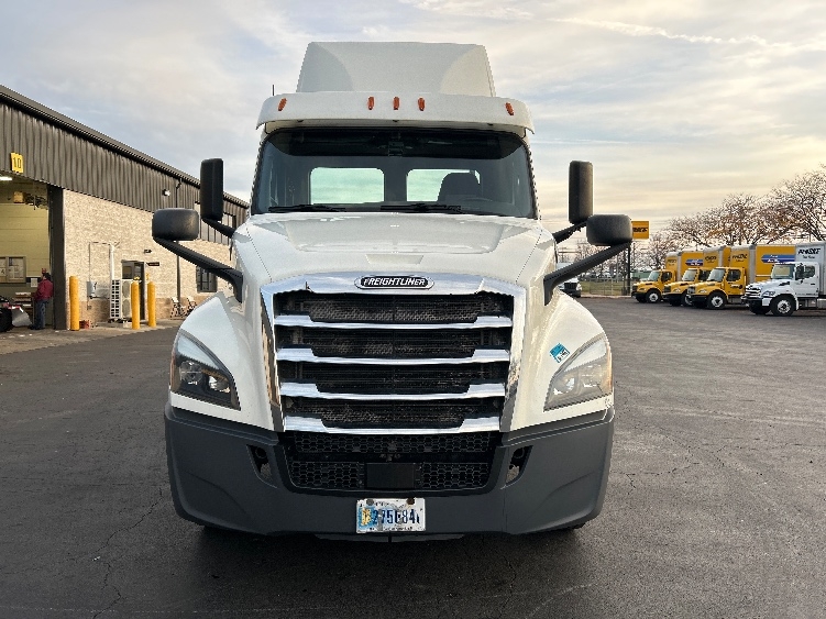 2019 Freightliner Cascadia in Harrisburg, PA — photo 2