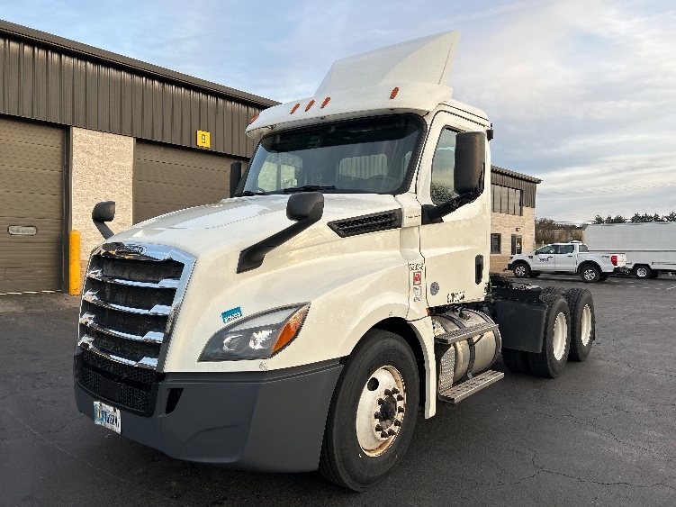2019 Freightliner Cascadia in Harrisburg, PA — photo 3