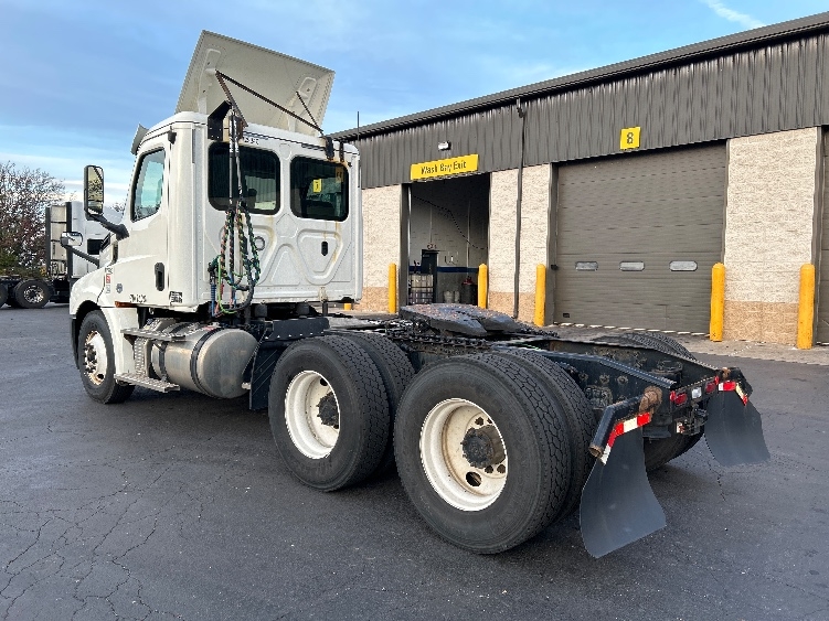 2019 Freightliner Cascadia in Harrisburg, PA — photo 5