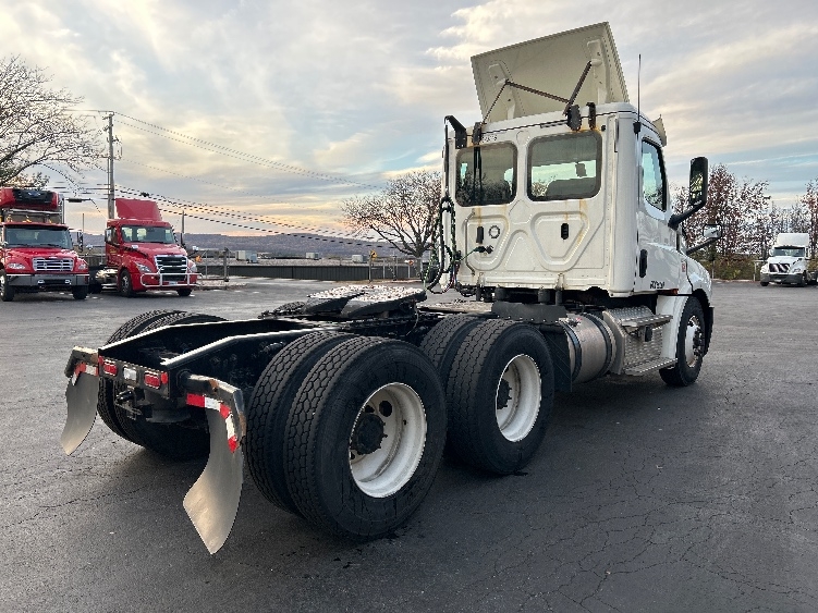 2019 Freightliner Cascadia in Harrisburg, PA — photo 7