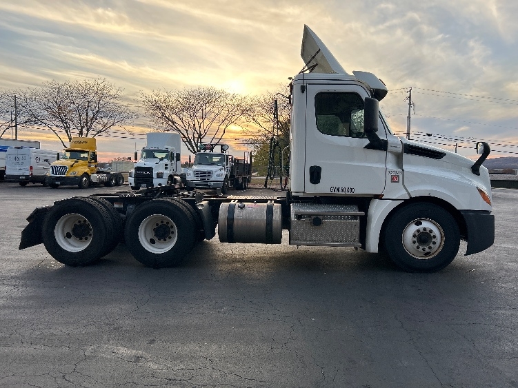 2019 Freightliner Cascadia in Harrisburg, PA — photo 8