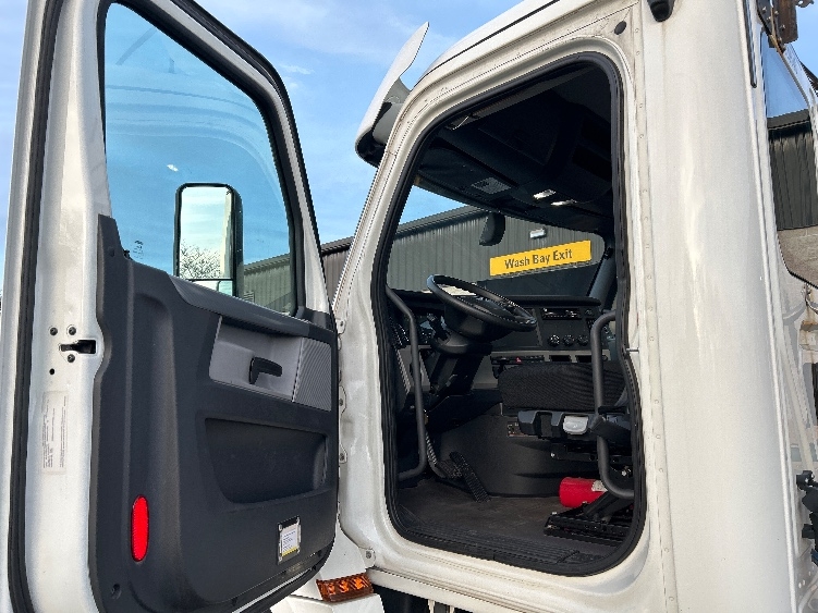 2019 Freightliner Cascadia in Harrisburg, PA — photo 9