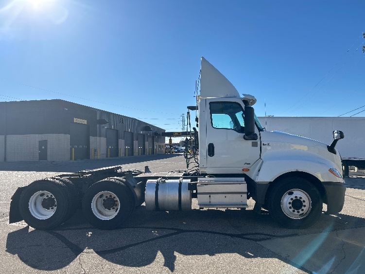 2019 International LT in Warren, MI — photo 8