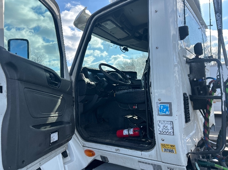 2019 International LT in Pennsauken, NJ — photo 9