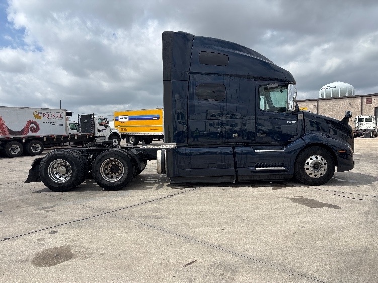 2020 Volvo VNL 760 in Arlington, TX — photo 8