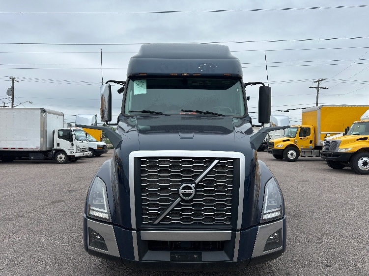 2020 Volvo VNL 760 in Dallas, TX — photo 2
