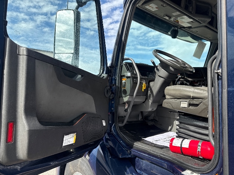 2020 Volvo VNL 760 in Dallas, TX — photo 9