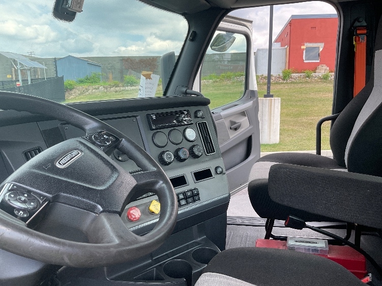 2020 Freightliner Cascadia in Akron, OH — photo 10