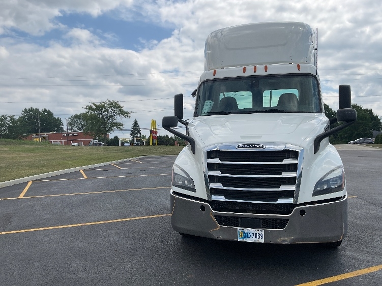 2020 Freightliner Cascadia in Akron, OH — photo 2