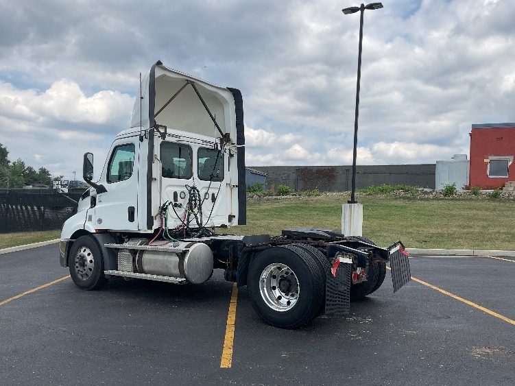2020 Freightliner Cascadia in Akron, OH — photo 5