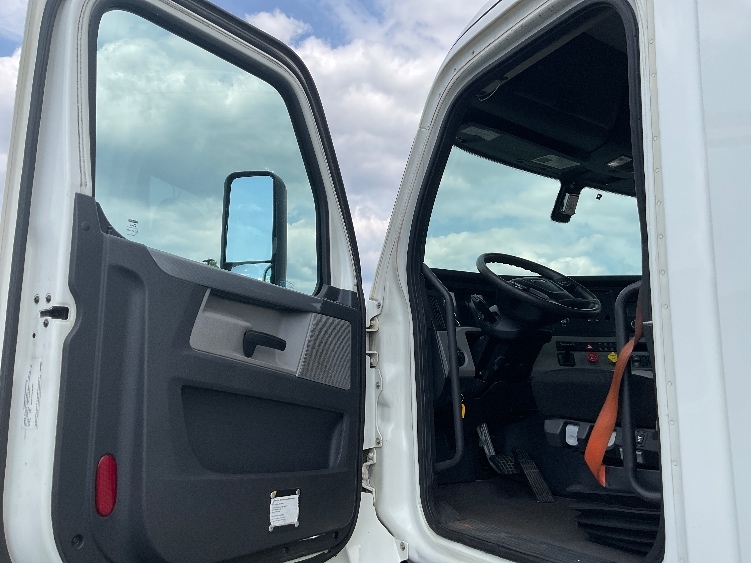 2020 Freightliner Cascadia in Akron, OH — photo 9