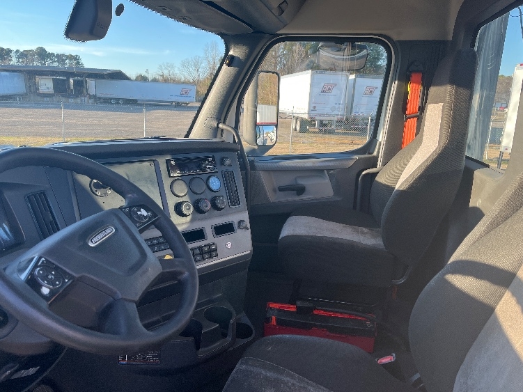 2020 Freightliner Cascadia in Florence, SC — photo 10