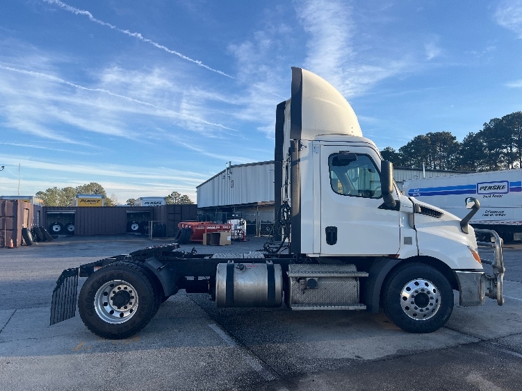 2020 Freightliner Cascadia in Florence, SC — photo 8