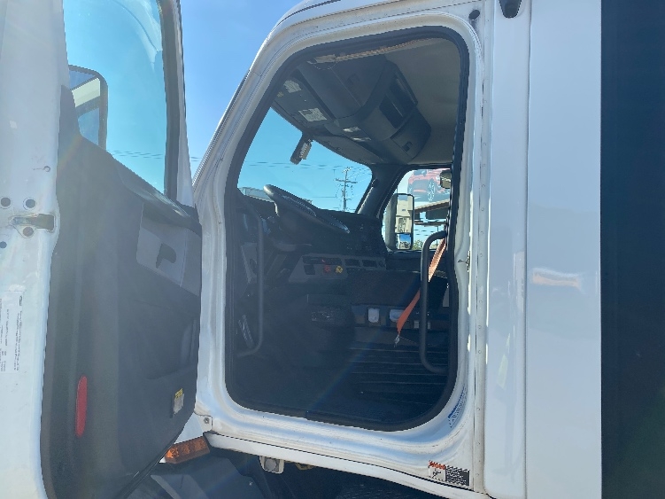 2020 Freightliner Cascadia in Knoxville, TN — photo 9