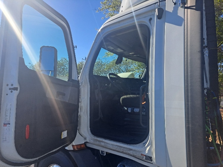 2020 Freightliner Cascadia in Atlanta, GA — photo 9