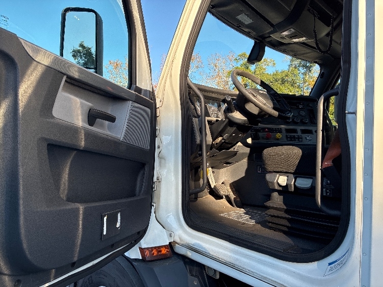 2020 Freightliner Cascadia in Pensacola, FL — photo 9