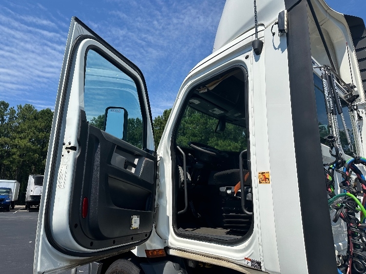 2020 Freightliner Cascadia in Lithia Springs, GA — photo 9