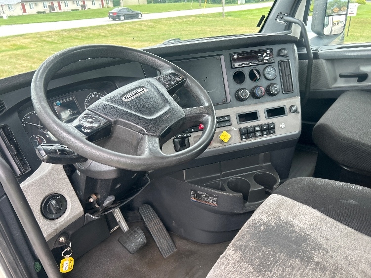 2020 Freightliner Cascadia in Elkhart, IN — photo 10