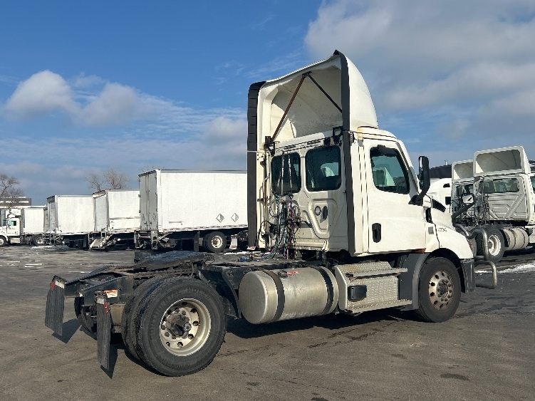 2020 Freightliner Cascadia in La Porte, IN — photo 7