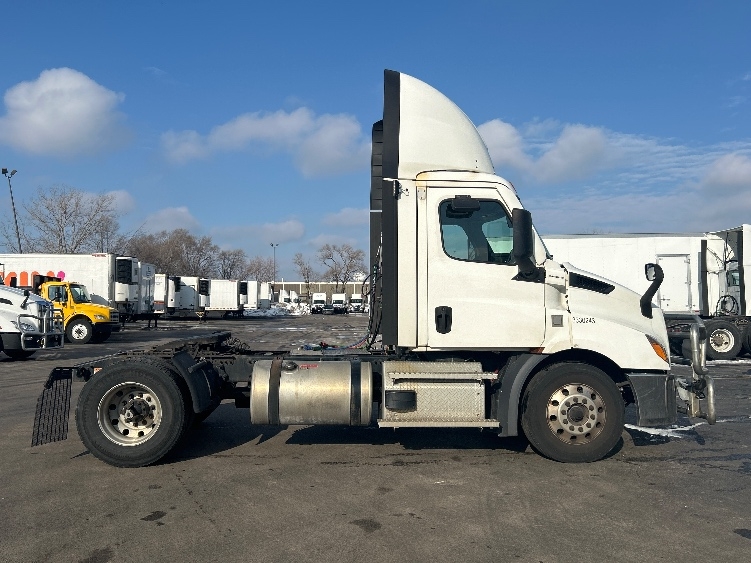 2020 Freightliner Cascadia in La Porte, IN — photo 8