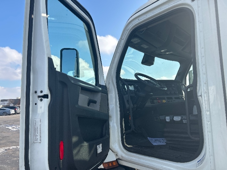 2020 Freightliner Cascadia in La Porte, IN — photo 9