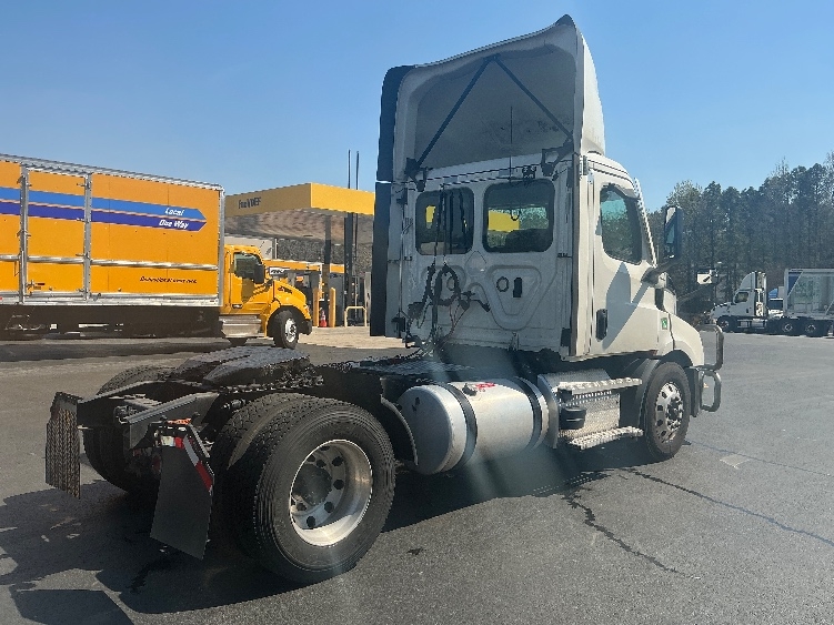 2020 Freightliner Cascadia in Forest Park, GA — photo 7