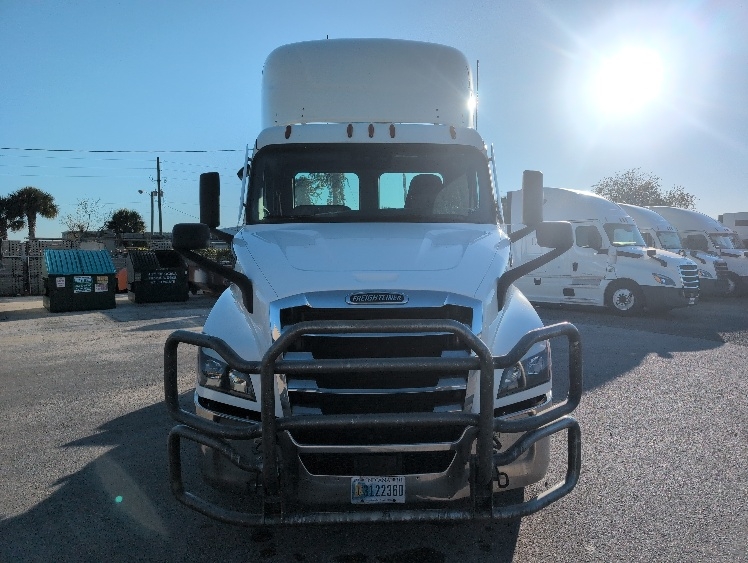 2020 Freightliner Cascadia in Ocala, FL — photo 2
