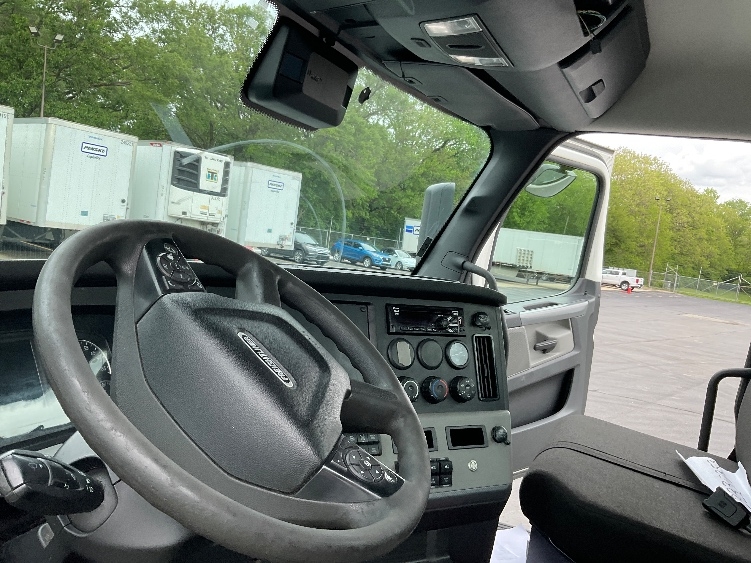 2021 Freightliner Cascadia in Indianapolis, IN — photo 10
