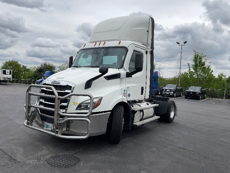 2021 Freightliner Cascadia in Indianapolis, IN — photo 3