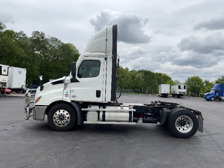 2021 Freightliner Cascadia in Indianapolis, IN — photo 4