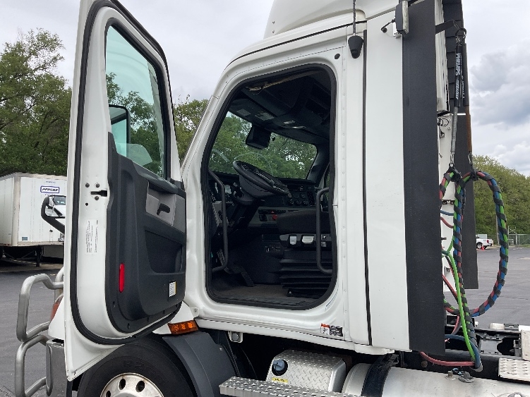 2021 Freightliner Cascadia in Indianapolis, IN — photo 9