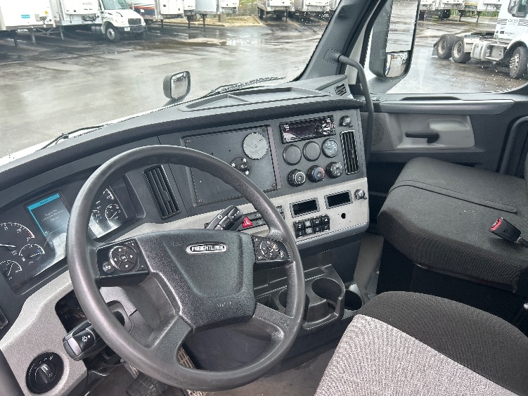 2021 Freightliner Cascadia in La Porte, IN — photo 10