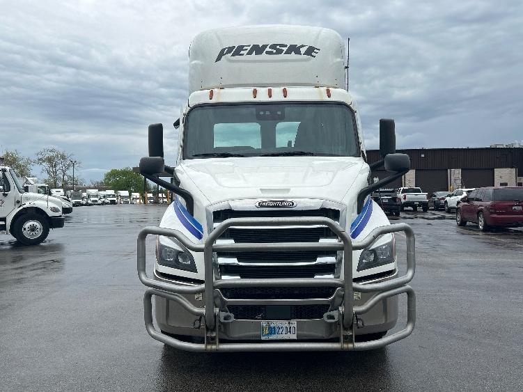 2021 Freightliner Cascadia in La Porte, IN — photo 2