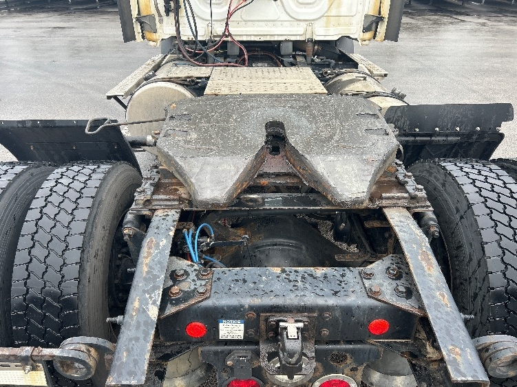 2021 Freightliner Cascadia in La Porte, IN — photo 6