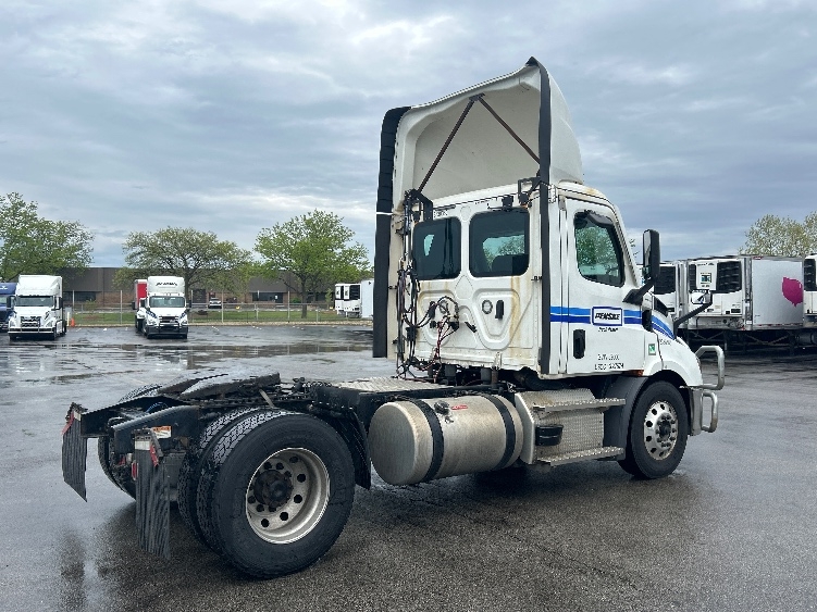 2021 Freightliner Cascadia in La Porte, IN — photo 7