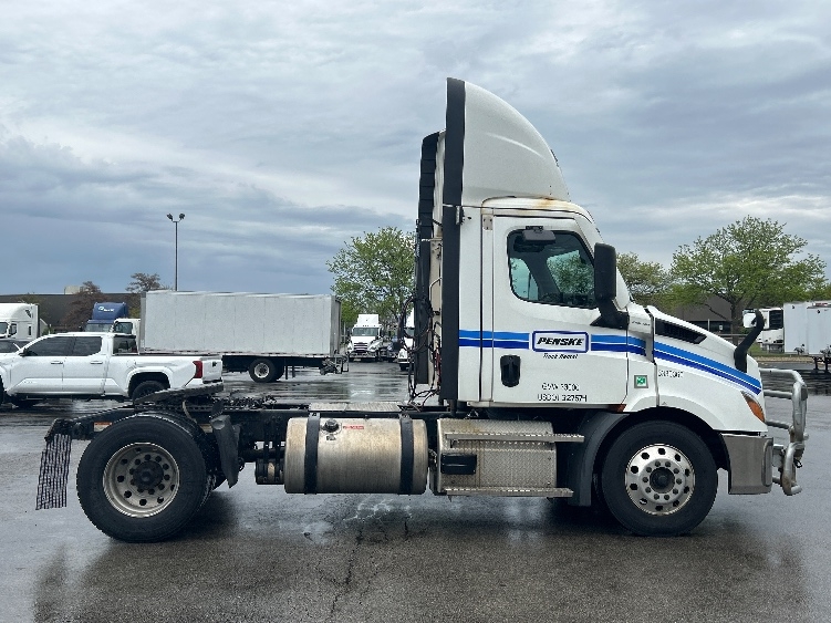 2021 Freightliner Cascadia in La Porte, IN — photo 8