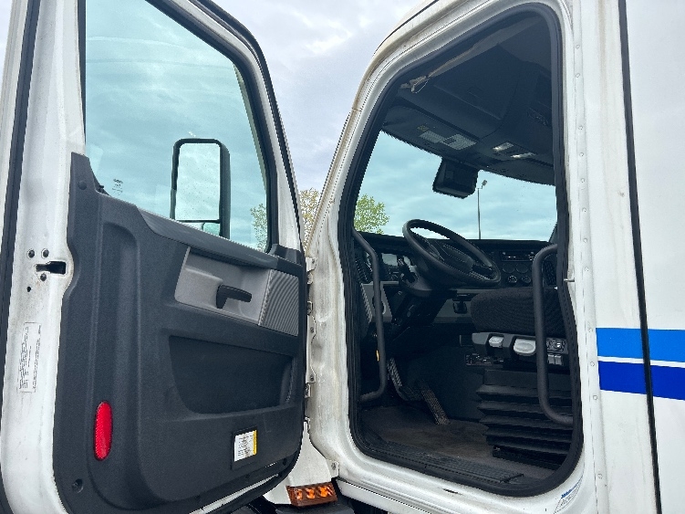 2021 Freightliner Cascadia in La Porte, IN — photo 9