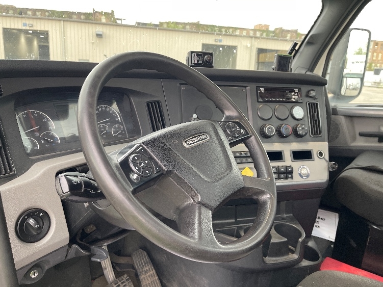 2021 Freightliner Cascadia in Elkhart, IN — photo 10